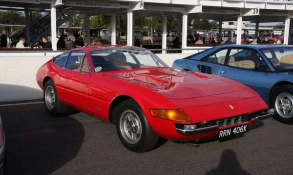 Разбира се, нито един списък с най-бързите коли не би бил пълен без поне едно Ferrari. По-известен като Ferrari Daytona, Ferrari 365 GTB/4 е традиционен автомобил с преден двигател и задно предаване. 

Колата печели слава не само с това, че е най-бързата за своето десетилетие, но и с това, че е управлявана от Дан Гърни и Брок Йейтс във встъпителното състезание Cannonball Baker Sea-to-Shining-Sea Memorial Trophy Dash. Събитието демонстрира не само максималната скорост на автомобила, но и способността му да поддържа високи скорости за дълги периоди от време.
